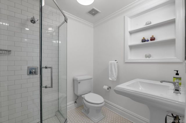 4 Sunset Lane, Port Washington, NY 11050