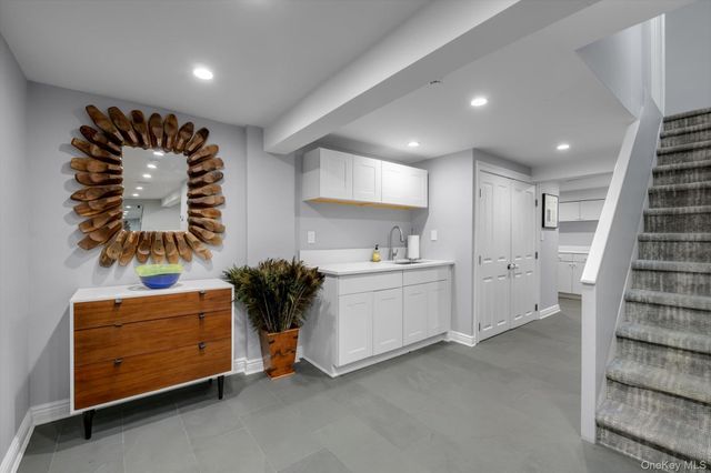 4 Sunset Lane, Port Washington, NY 11050