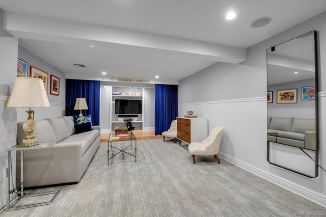 4 Sunset Lane, Port Washington, NY 11050