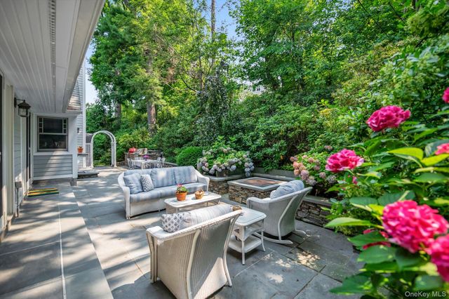 4 Sunset Lane, Port Washington, NY 11050