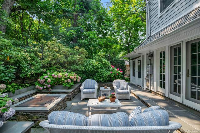 4 Sunset Lane, Port Washington, NY 11050