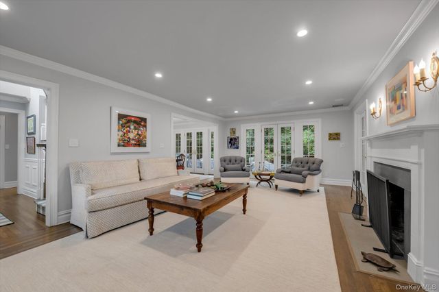 4 Sunset Lane, Port Washington, NY 11050