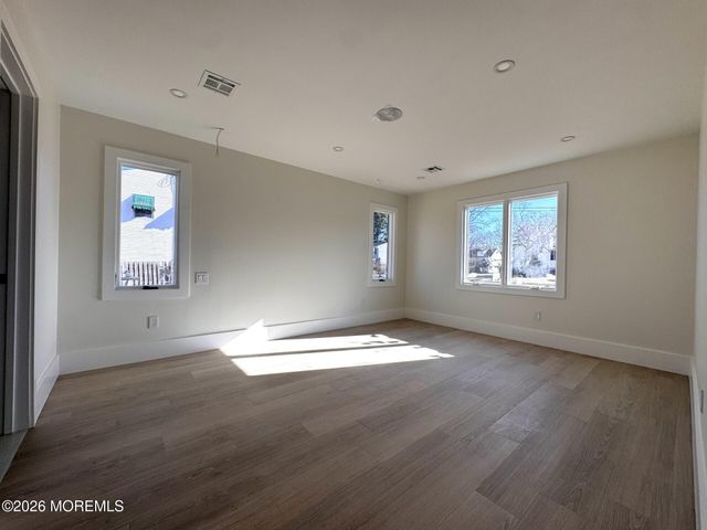 7 Whalepond Road, Oakhurst, NJ 07755