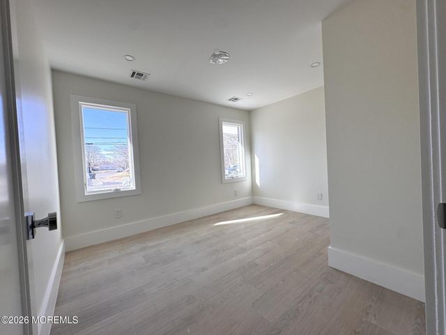 7 Whalepond Road, Oakhurst, NJ 07755