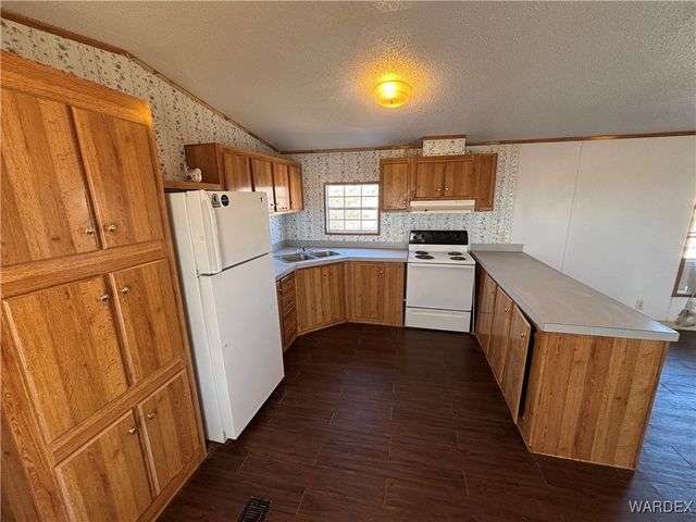 3676 N Avra Road, Golden Valley, AZ 86413