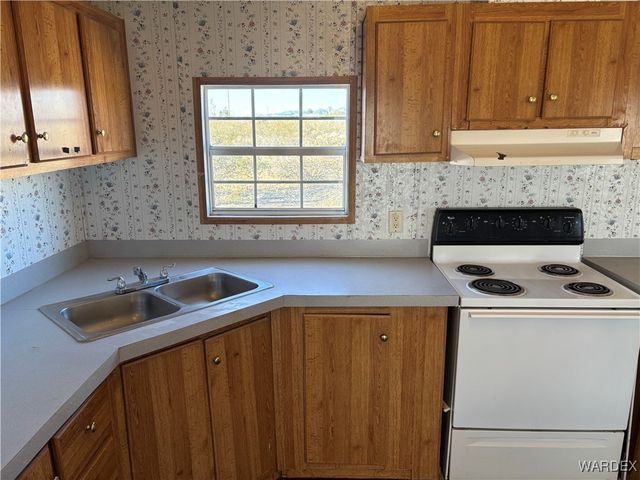 3676 N Avra Road, Golden Valley, AZ 86413