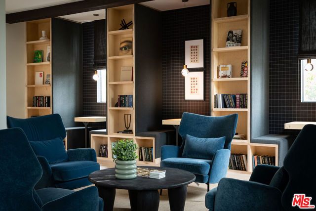 1901 N Buena Vista Street 3-203, Burbank, CA 91504