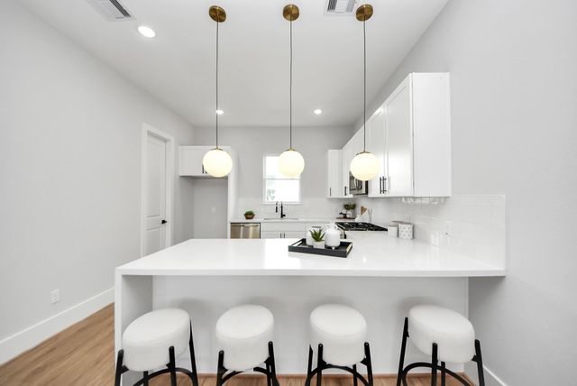 4814 Cochran Street, Houston, TX 77009