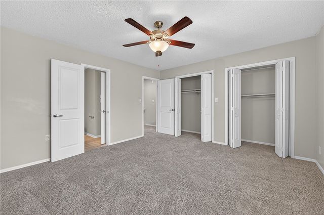 2103 N East Oaks Drive, Fayetteville, AR 72703