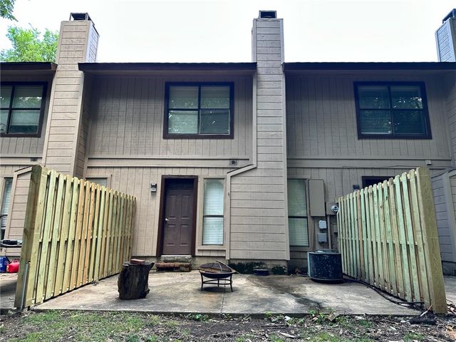 2103 N East Oaks Drive, Fayetteville, AR 72703