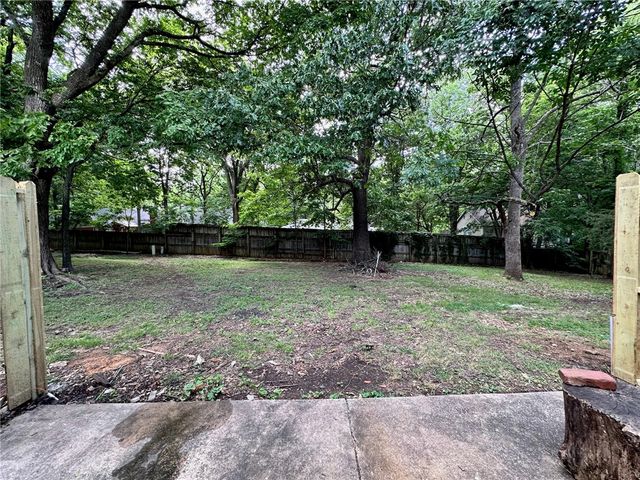 2103 N East Oaks Drive, Fayetteville, AR 72703