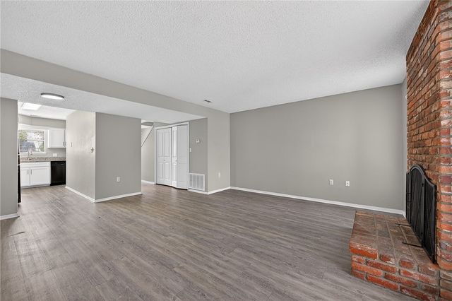 2103 N East Oaks Drive, Fayetteville, AR 72703