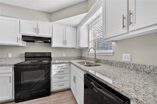 2103 N East Oaks Drive, Fayetteville, AR 72703