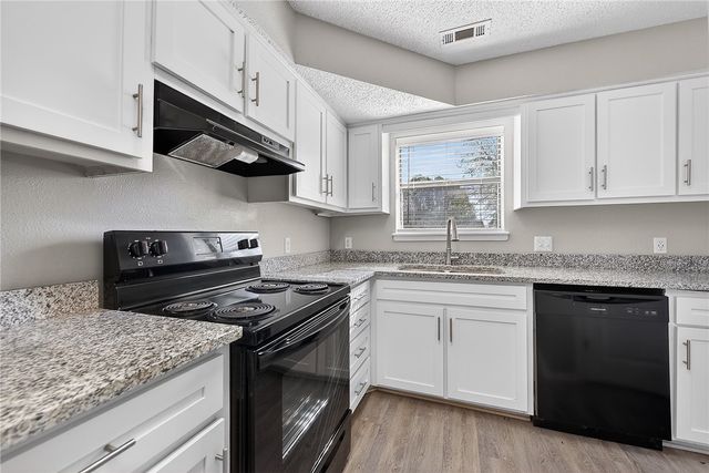 2103 N East Oaks Drive, Fayetteville, AR 72703