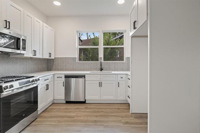 707 W 7th ST, Taylor, TX 76574