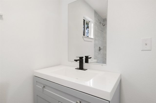 707 W 7th ST, Taylor, TX 76574