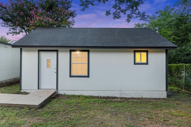 707 W 7th ST, Taylor, TX 76574