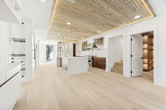 13 Tiel Way, Houston, TX 77019