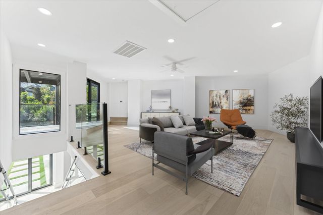 13 Tiel Way, Houston, TX 77019