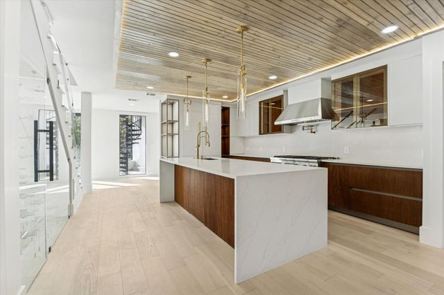 13 Tiel Way, Houston, TX 77019