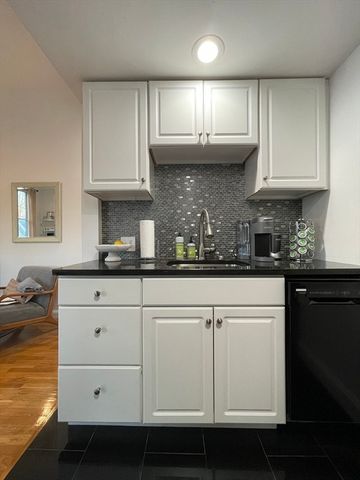 11 Thomas Park 4, Boston, MA 02127