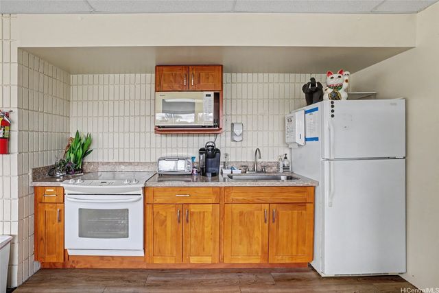 1160 Ala Napunani Street 1806, Honolulu, HI 96818