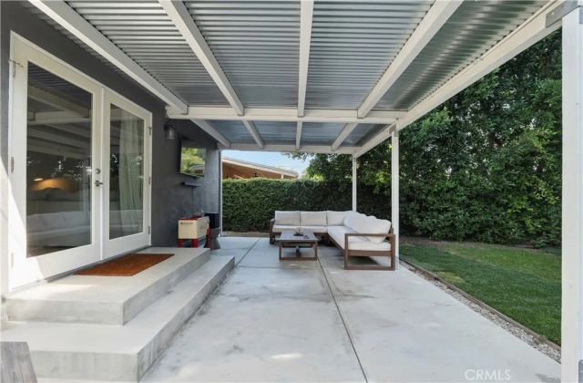 6458 Hanna Ave, Woodland Hills, CA 91303