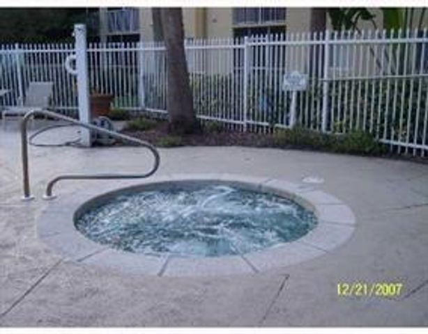 470 S Park Road 302, Hollywood, FL 33021