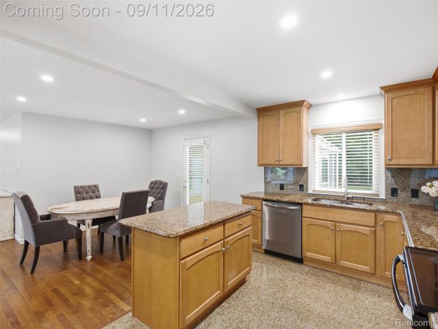 2645 Ayrshire Drive, Bloomfield Charter Township, MI 48302