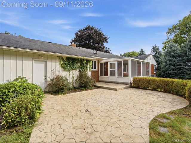 2645 Ayrshire Drive, Bloomfield Charter Township, MI 48302