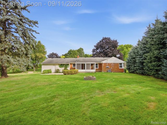 2645 Ayrshire Drive, Bloomfield Charter Township, MI 48302