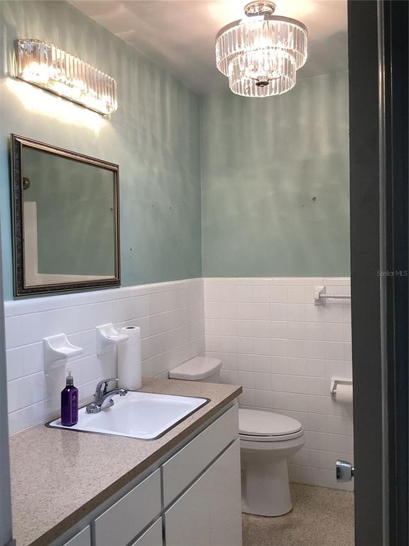 Image 11 of property listing at 710 50TH STREET COURT W, Bradenton, FL 34209