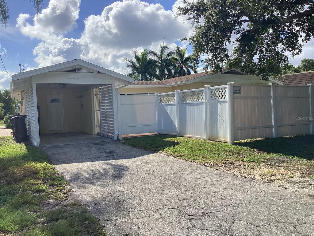Image 16 of property listing at 710 50TH STREET COURT W, Bradenton, FL 34209