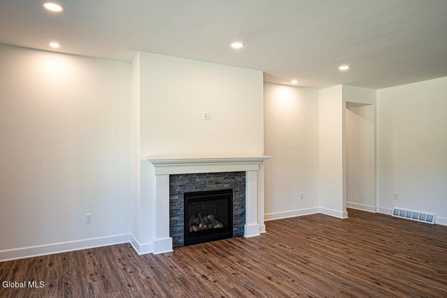 9 Stone Creek Drive, East Greenbush, NY 12061