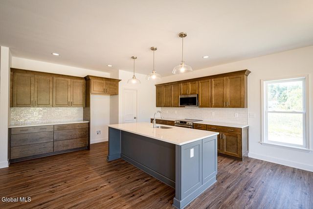 9 Stone Creek Drive, East Greenbush, NY 12061