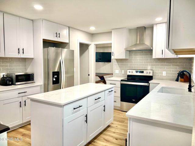 888 Sandalwood Road, Perrysburg, OH 43551