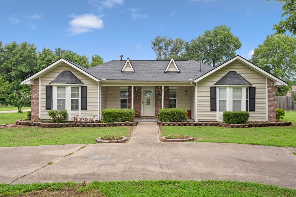 602 N 21st Street, Grove, OK 74344