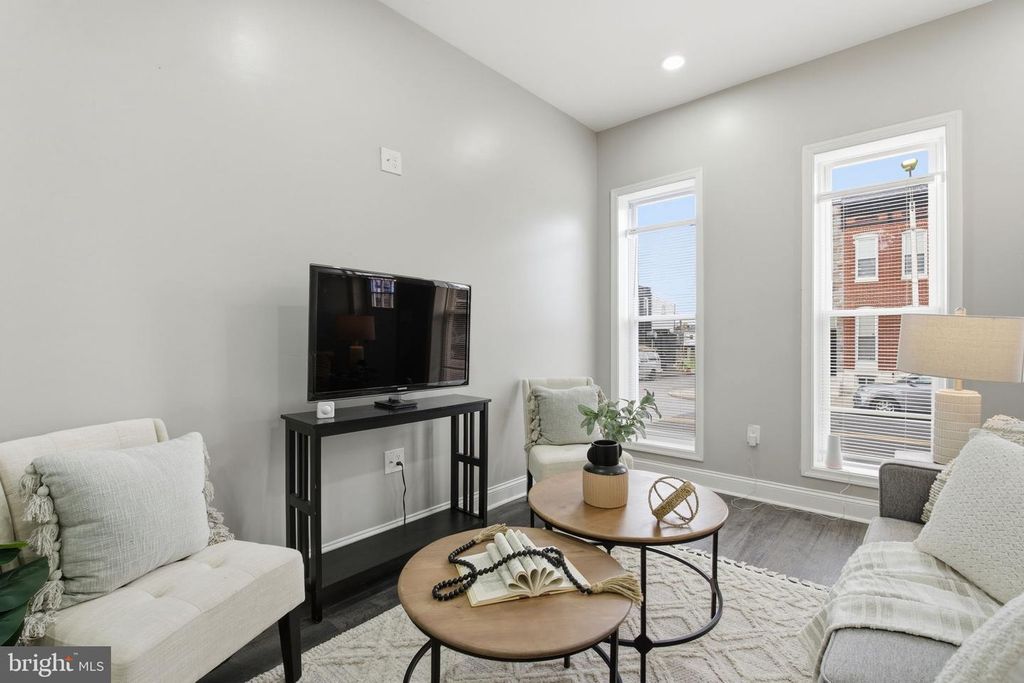 Image 4 of property listing at 1708 E FEDERAL ST, Baltimore, MD 21213