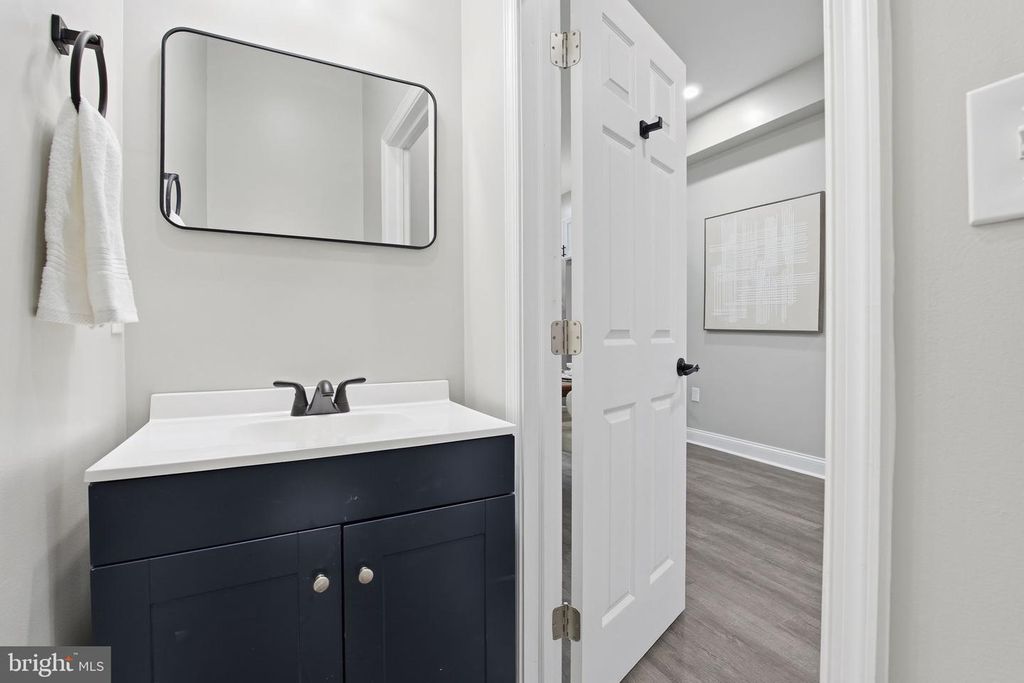 Image 9 of property listing at 1708 E FEDERAL ST, Baltimore, MD 21213