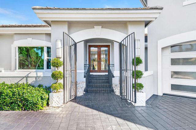 6 Cloister Circle, West Palm Beach, FL 33401