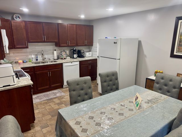 1400 Skyline Dr 3, Lowell, MA 01854