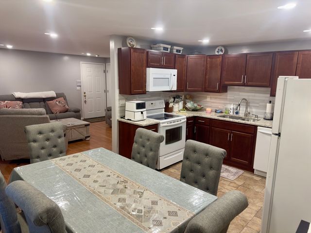 1400 Skyline Dr 3, Lowell, MA 01854