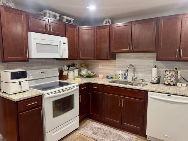 1400 Skyline Dr 3, Lowell, MA 01854