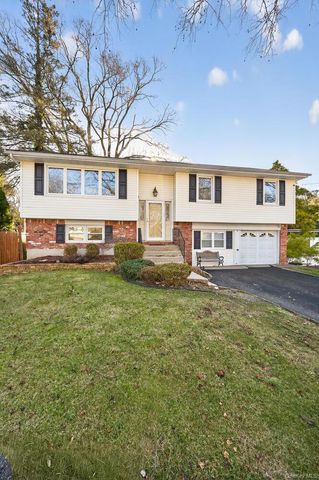 8 Stern Court, Huntington Station, NY 11746