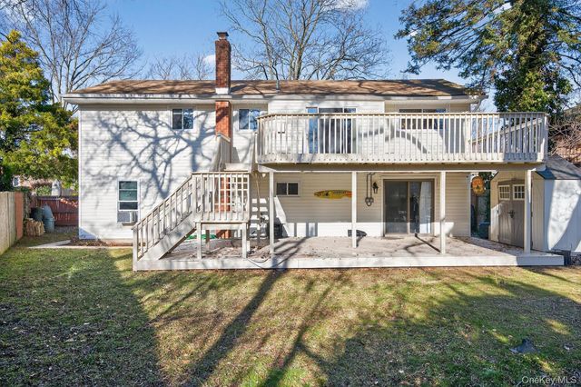 8 Stern Court, Huntington Station, NY 11746