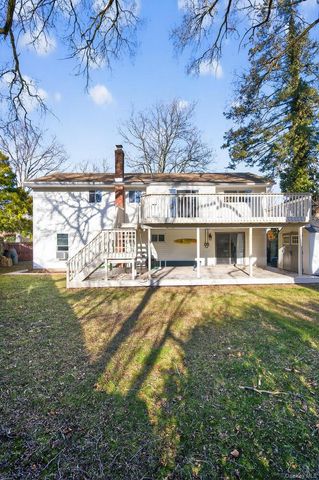 8 Stern Court, Huntington Station, NY 11746
