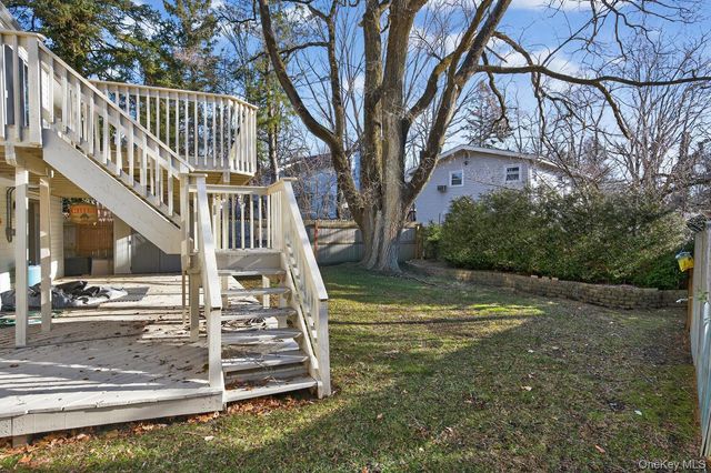 8 Stern Court, Huntington Station, NY 11746
