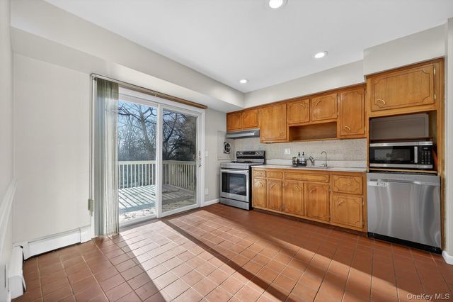 8 Stern Court, Huntington Station, NY 11746