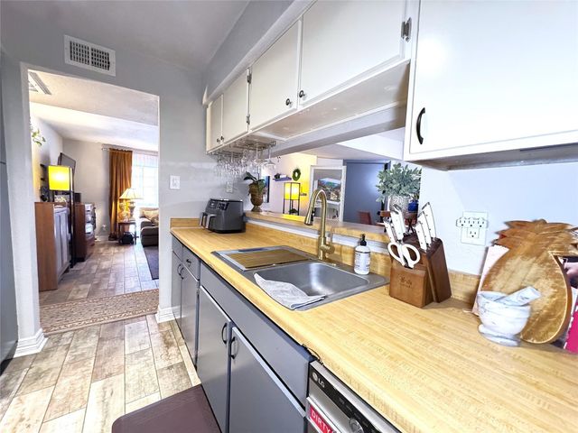 10110 Forum West Dr Drive 421, Houston, TX 77036