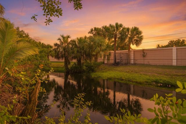 7420 SW 14th Pl, North Lauderdale, FL 33068